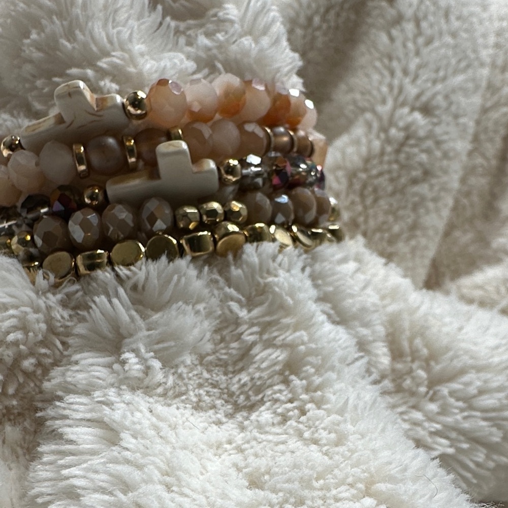 Beaded Bracelets Peachy Gold Mauve Set of 5 with Cross Charms on 2 of them NWOT - Picture 3 of 16
